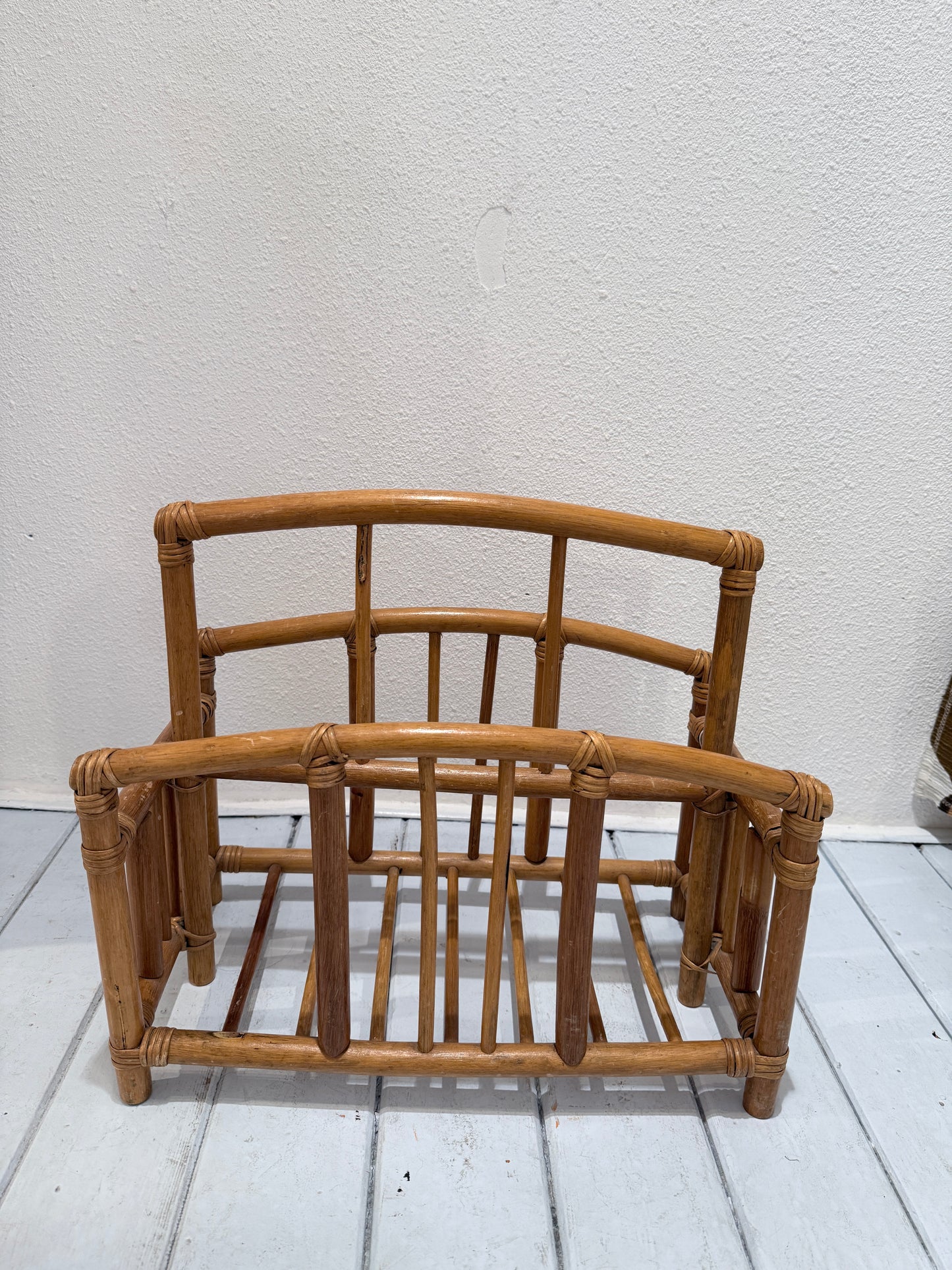 Vintage rotan magazine rek