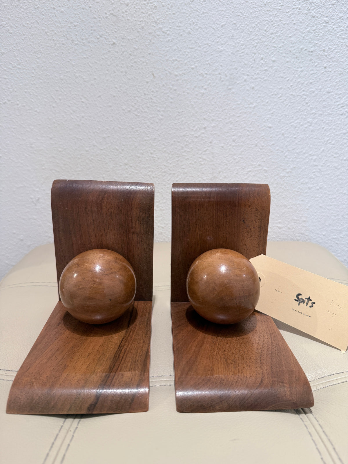 Vintage houten boekensteunen met houten bollen – set van 2