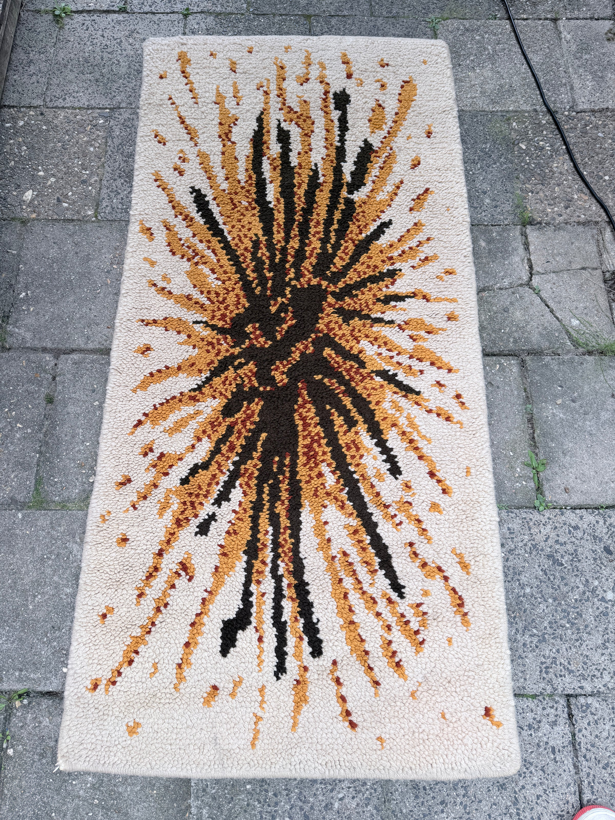Vintage jaren 70 vloerkleed – grafisch sunburst dessin