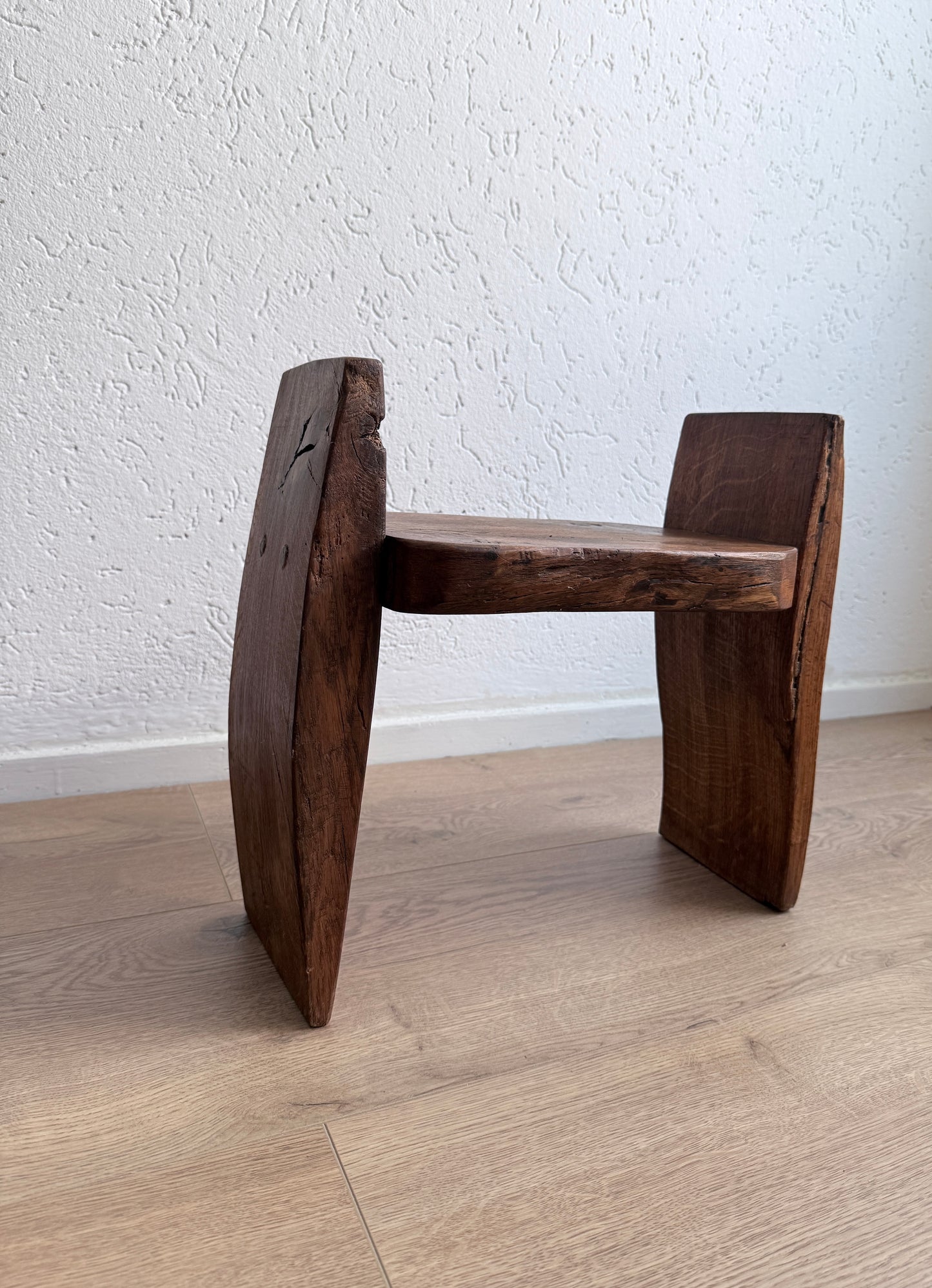 Vintage Brutalistische Sculpturale Kruk / Stoel – Massief Eiken (Wabi-Sabi, Jaren 70)