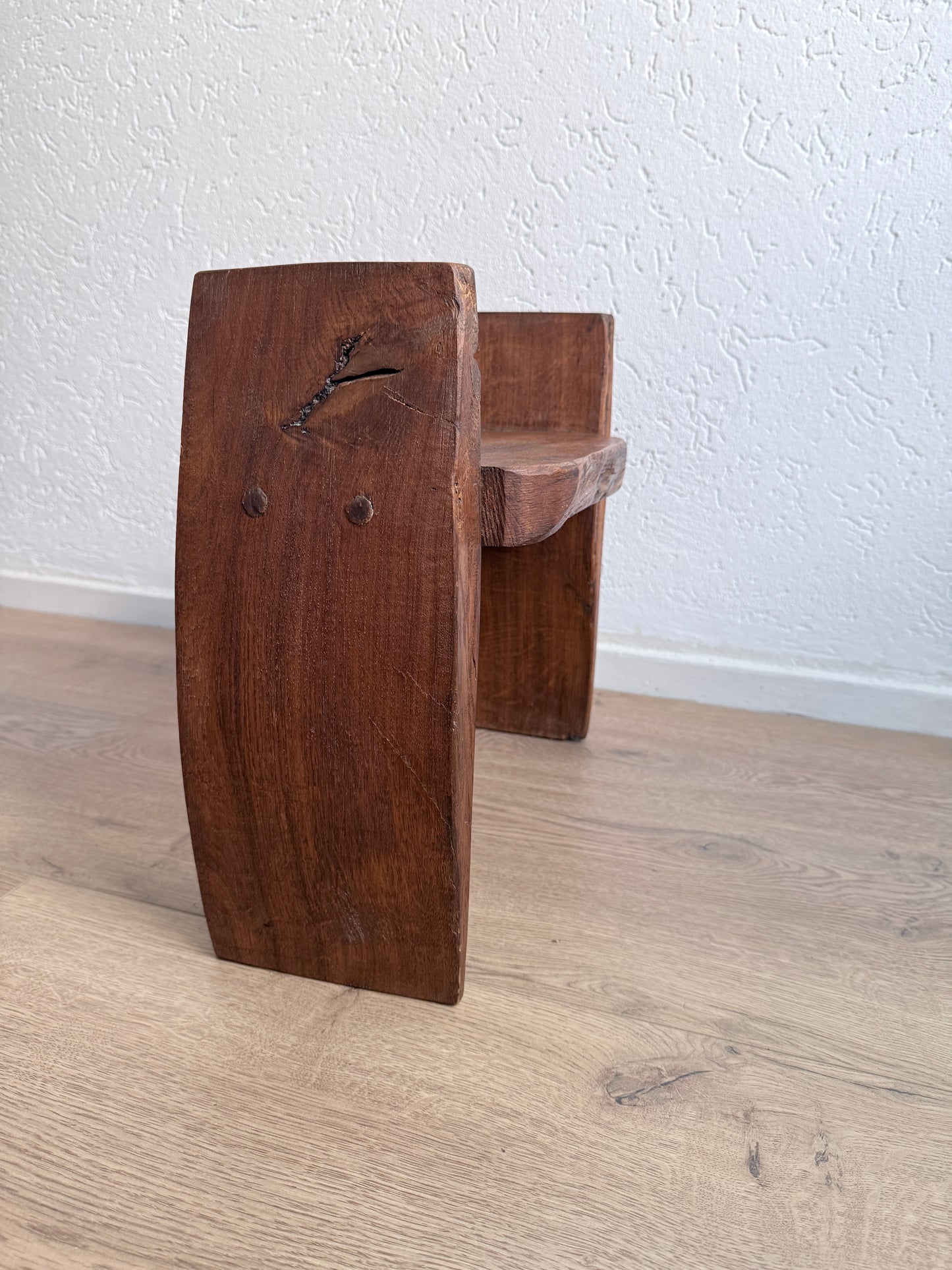 Vintage Brutalistische Sculpturale Kruk / Stoel – Massief Eiken (Wabi-Sabi, Jaren 70)