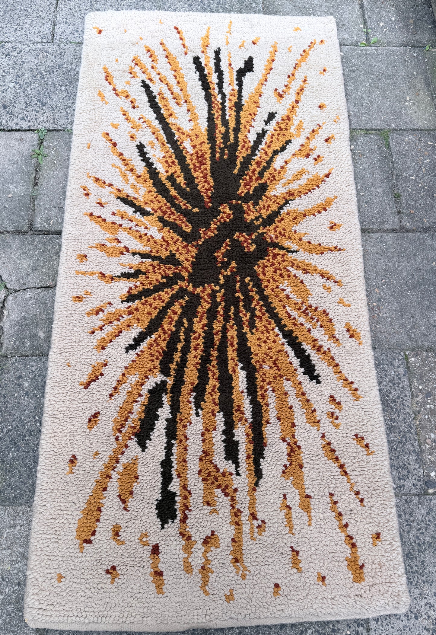 Vintage jaren 70 vloerkleed – grafisch sunburst dessin
