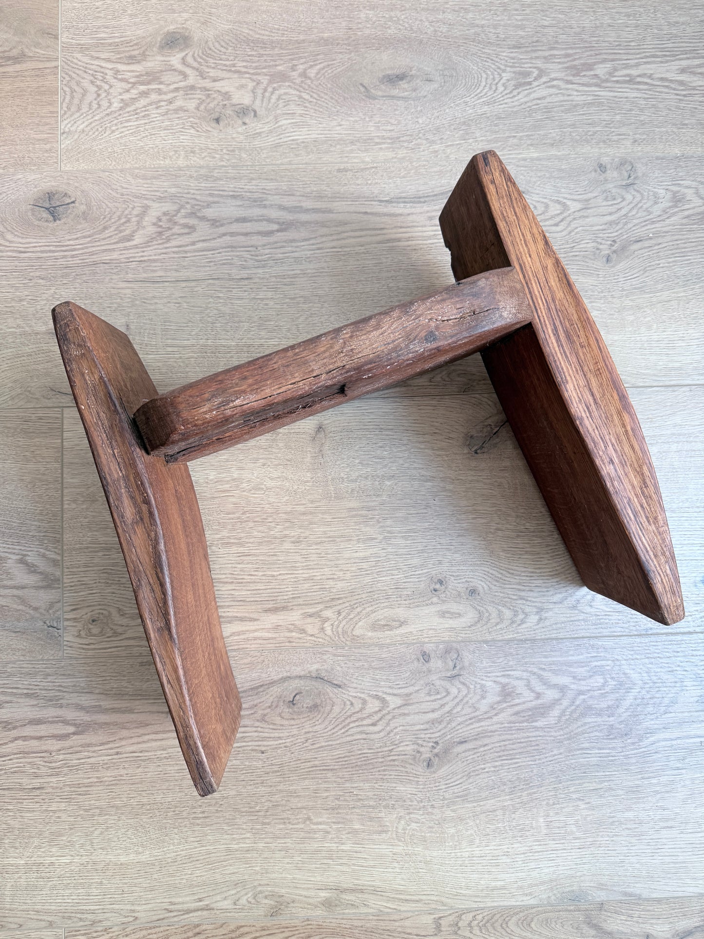 Vintage Brutalistische Sculpturale Kruk / Stoel – Massief Eiken (Wabi-Sabi, Jaren 70)