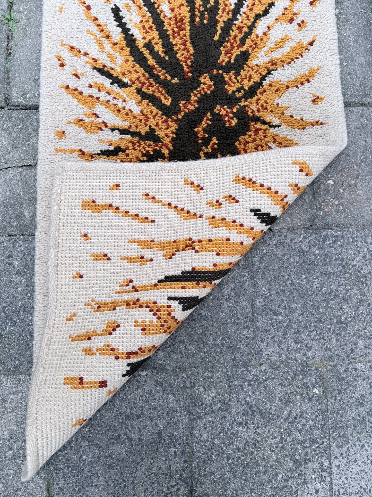 Vintage jaren 70 vloerkleed – grafisch sunburst dessin