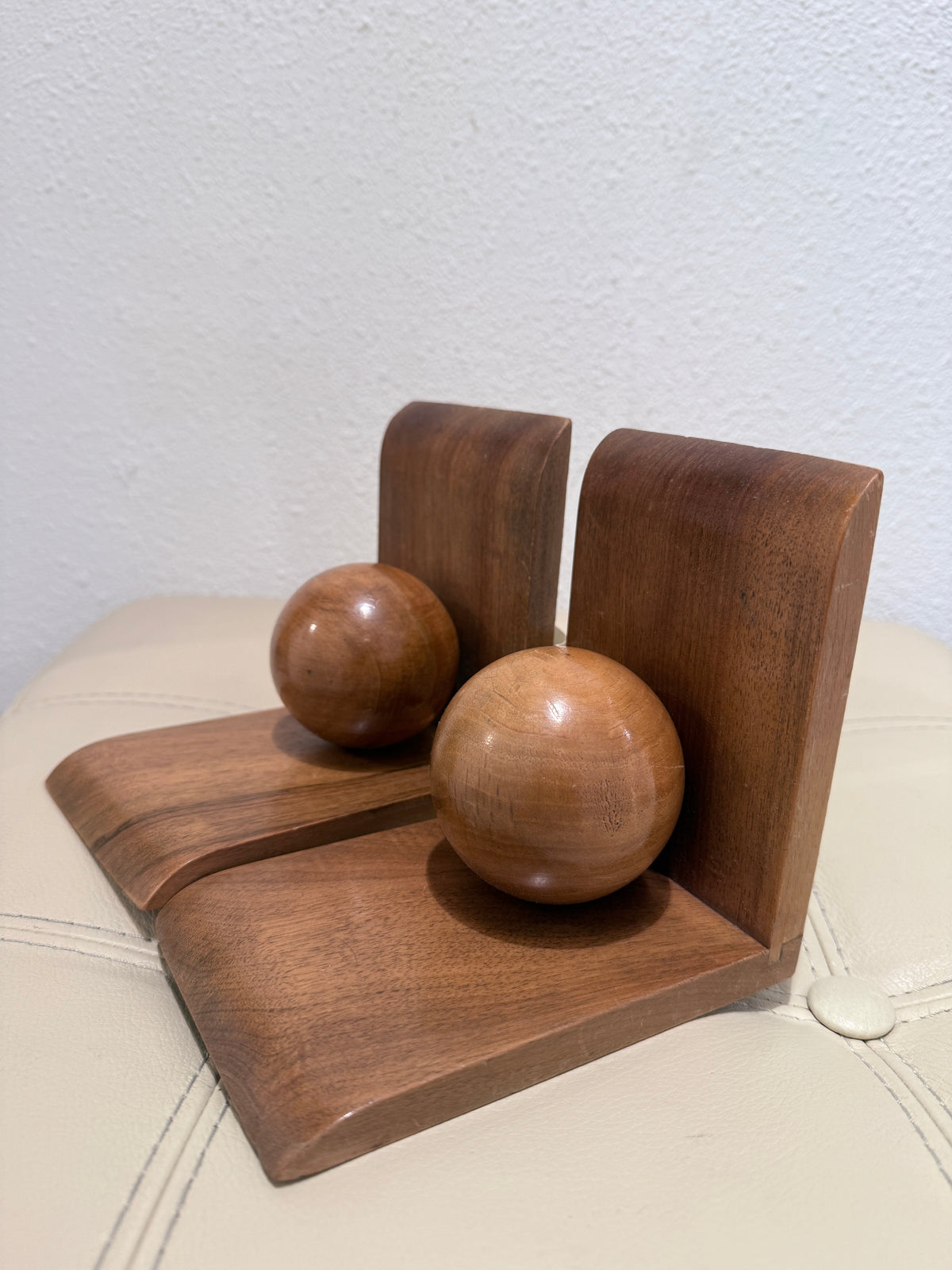 Vintage houten boekensteunen met houten bollen – set van 2