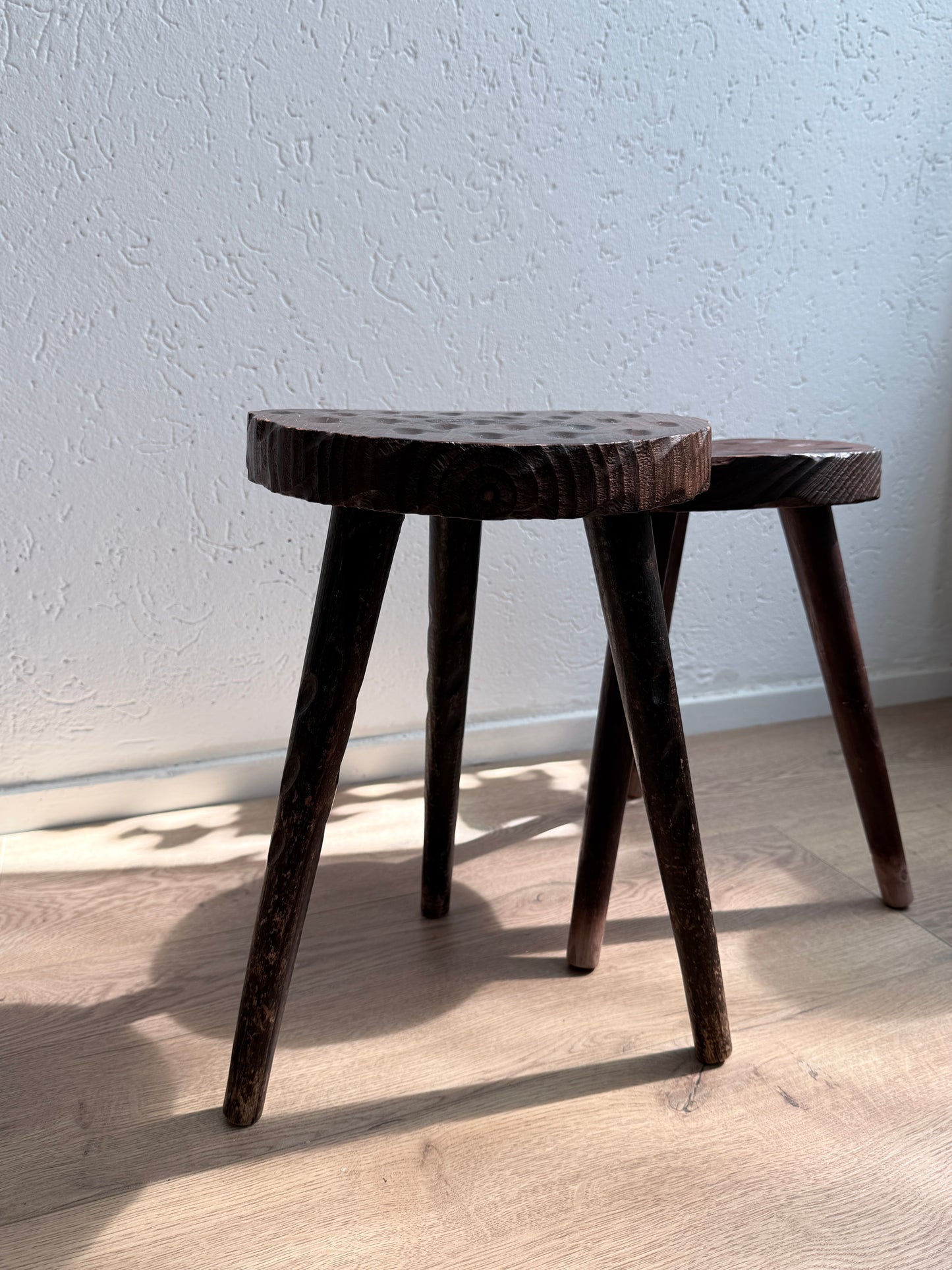 Set van 2 Vintage Brutalistische Driepootkrukken / Tabourets