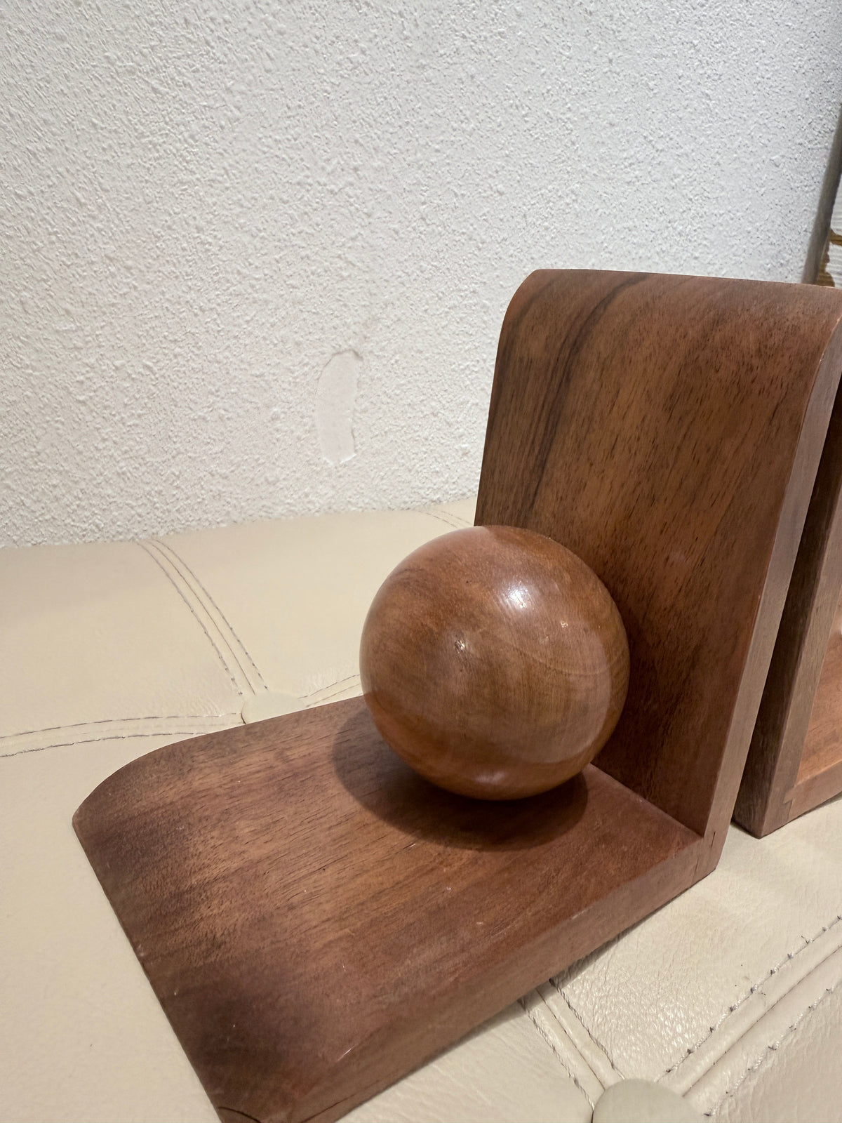 Vintage houten boekensteunen met houten bollen – set van 2