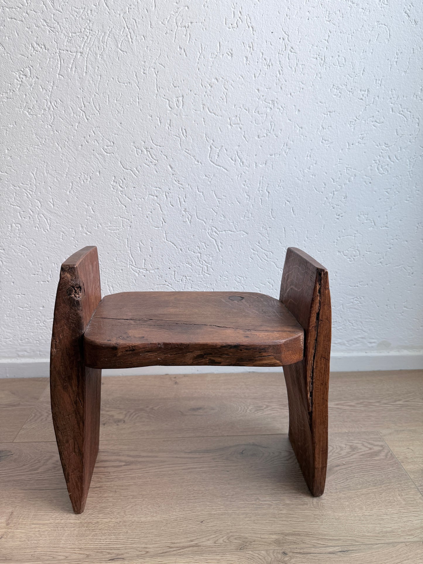 Vintage Brutalistische Sculpturale Kruk / Stoel – Massief Eiken (Wabi-Sabi, Jaren 70)