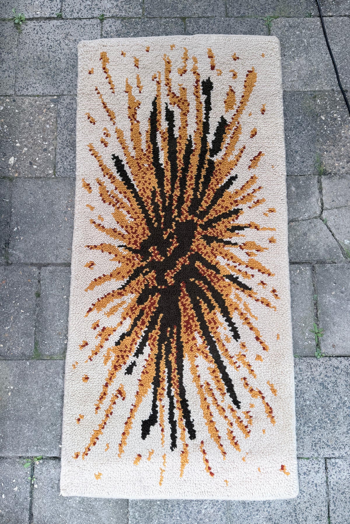Vintage jaren 70 vloerkleed – grafisch sunburst dessin
