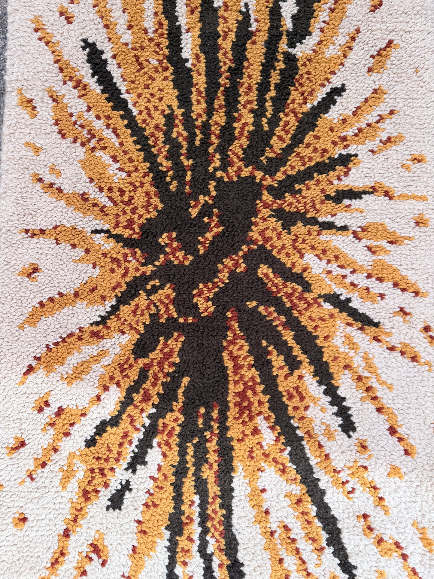 Vintage jaren 70 vloerkleed – grafisch sunburst dessin