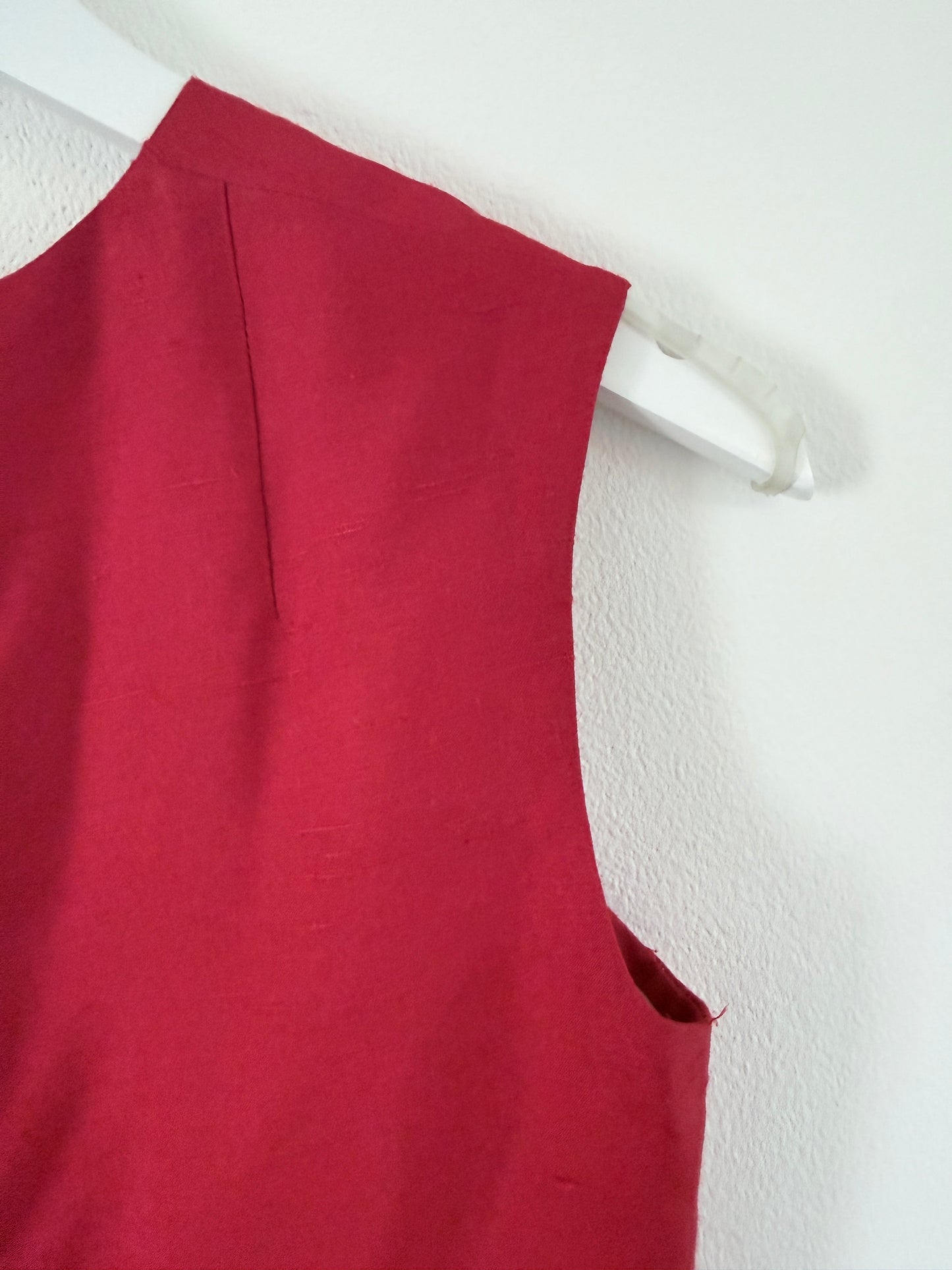 Vintage jaren 70 linnen jurk – Dieprood | Midi jurk met knoopdetail