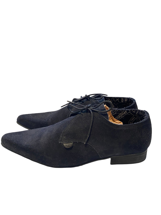 Spitze Schuhe aus schwarzem Wildleder