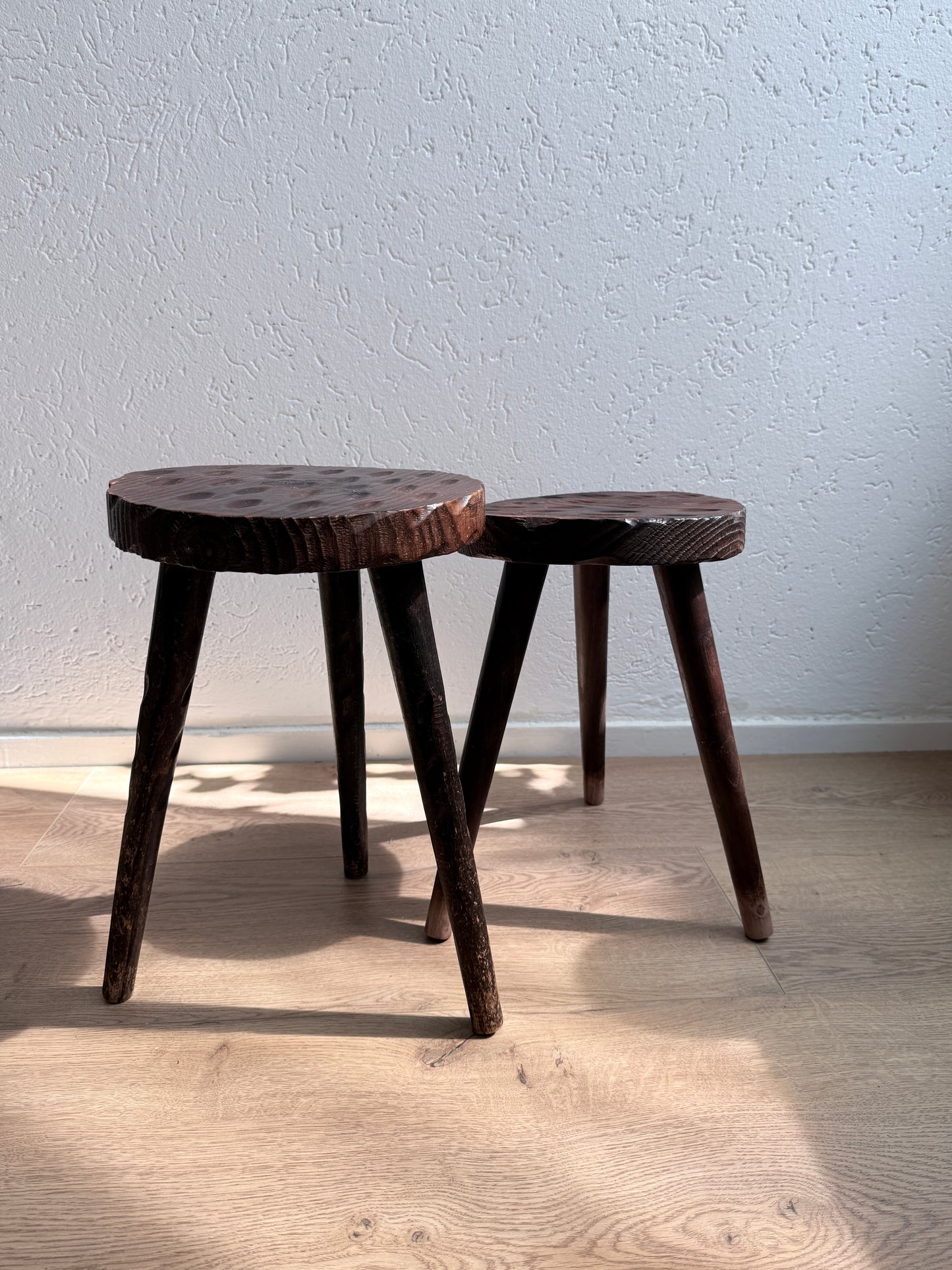 Set van 2 Vintage Brutalistische Driepootkrukken / Tabourets
