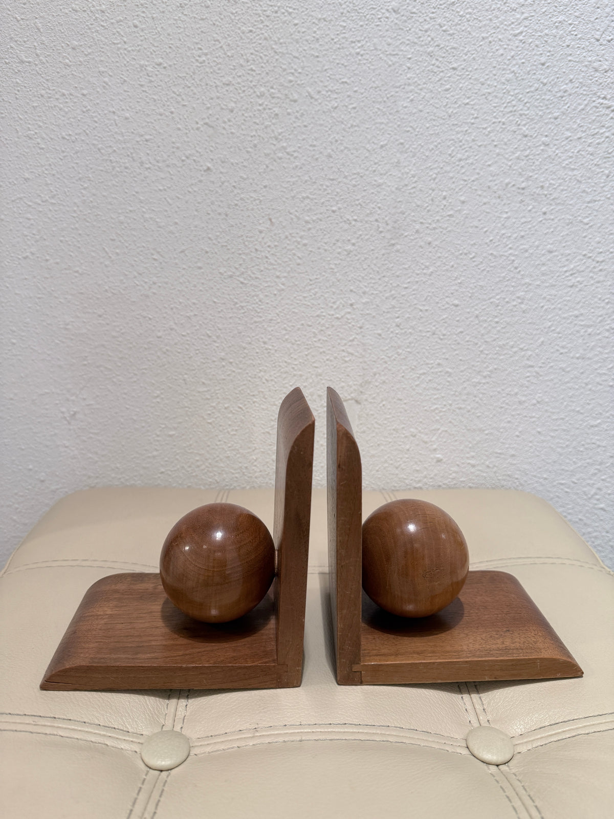 Vintage houten boekensteunen met houten bollen – set van 2