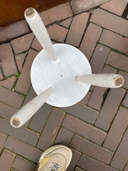 Wit houten krukje