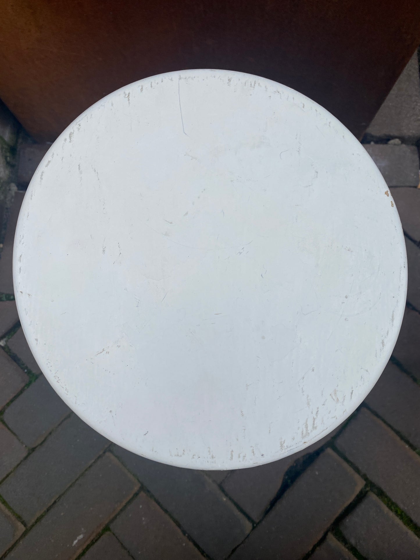 Wit houten krukje