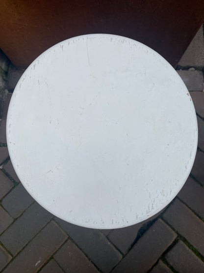 Wit houten krukje