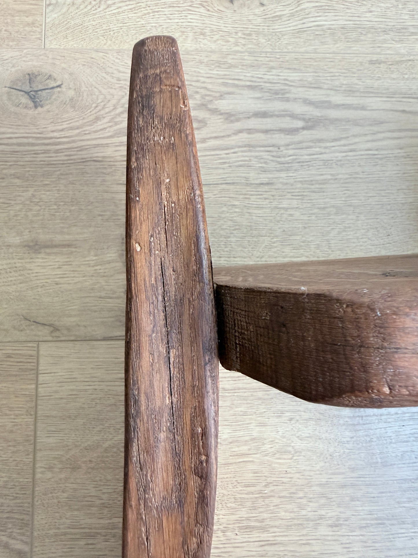 Vintage Brutalistische Sculpturale Kruk / Stoel – Massief Eiken (Wabi-Sabi, Jaren 70)