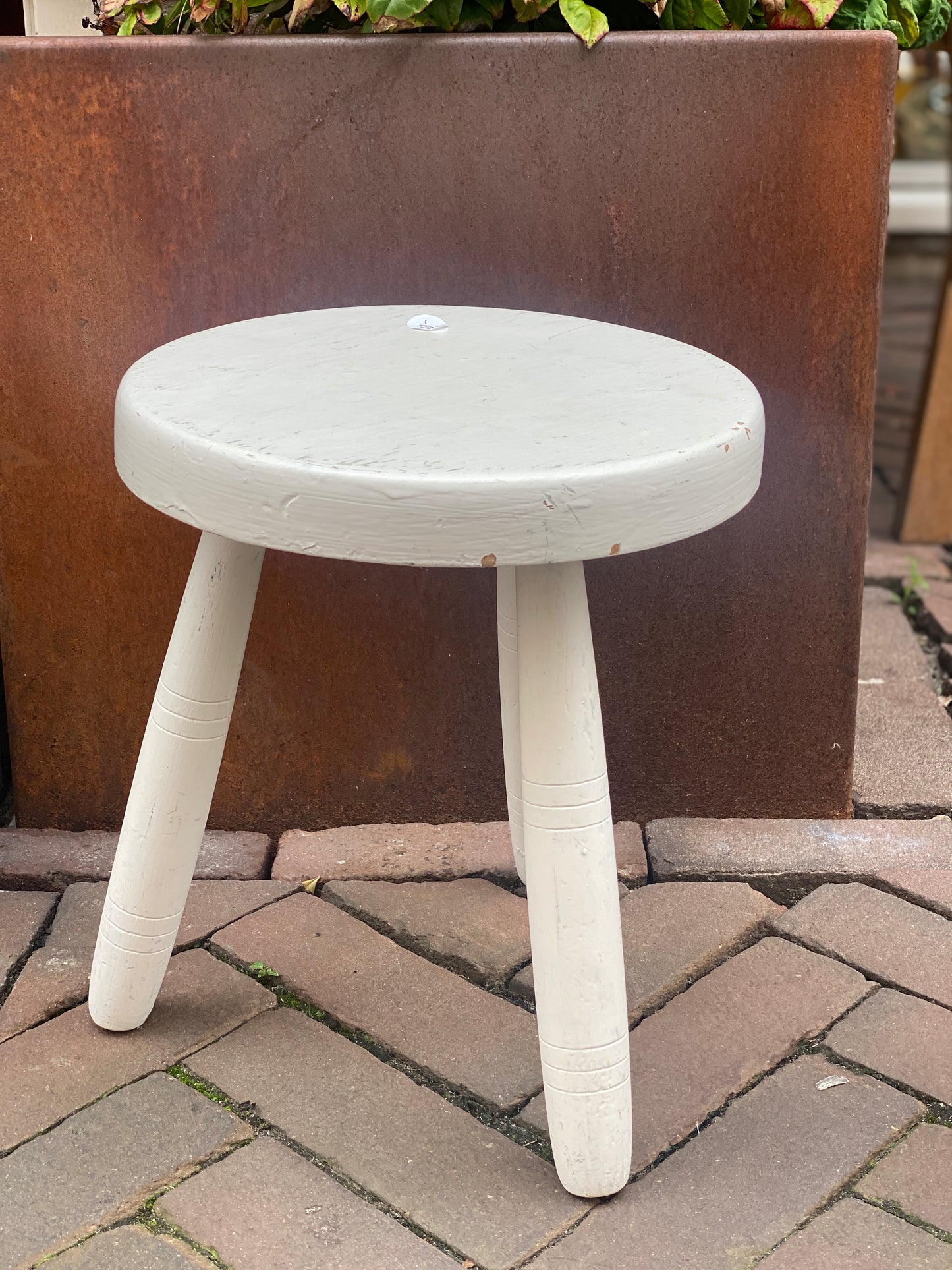 Wit houten krukje