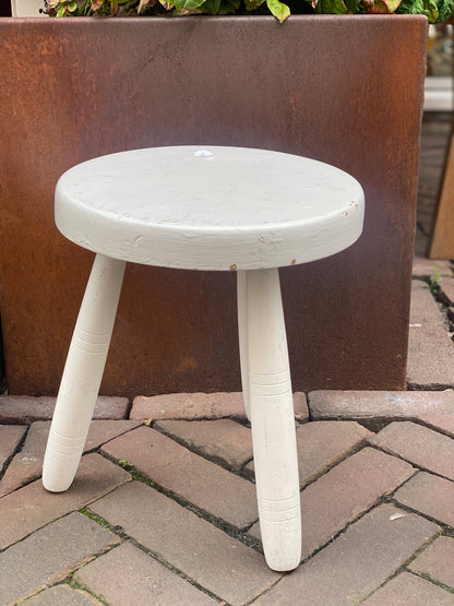 Wit houten krukje