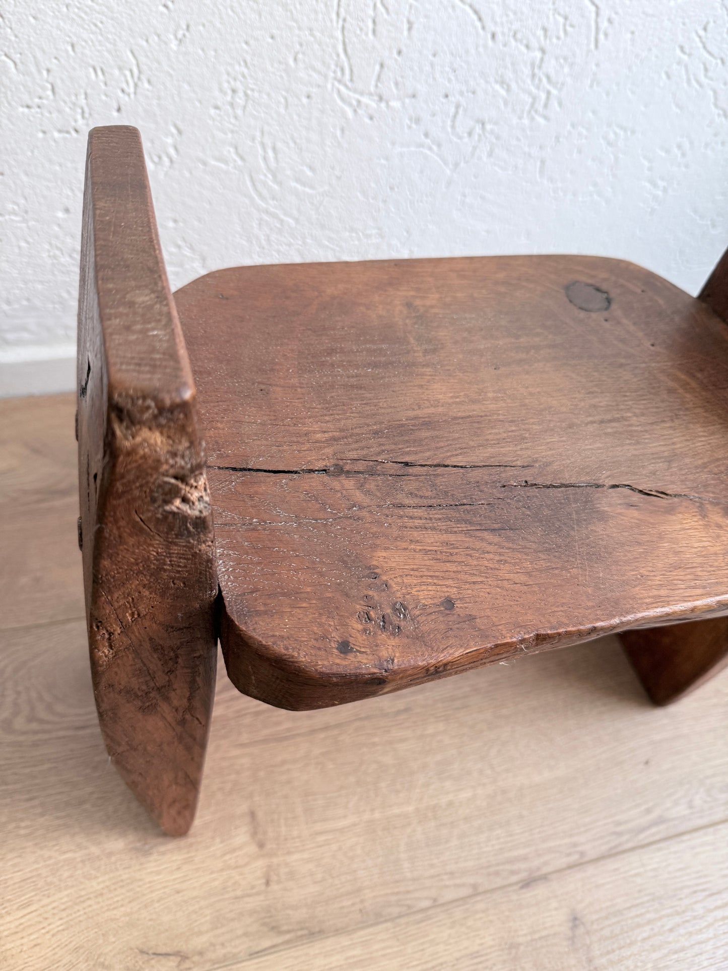 Vintage Brutalistische Sculpturale Kruk / Stoel – Massief Eiken (Wabi-Sabi, Jaren 70)
