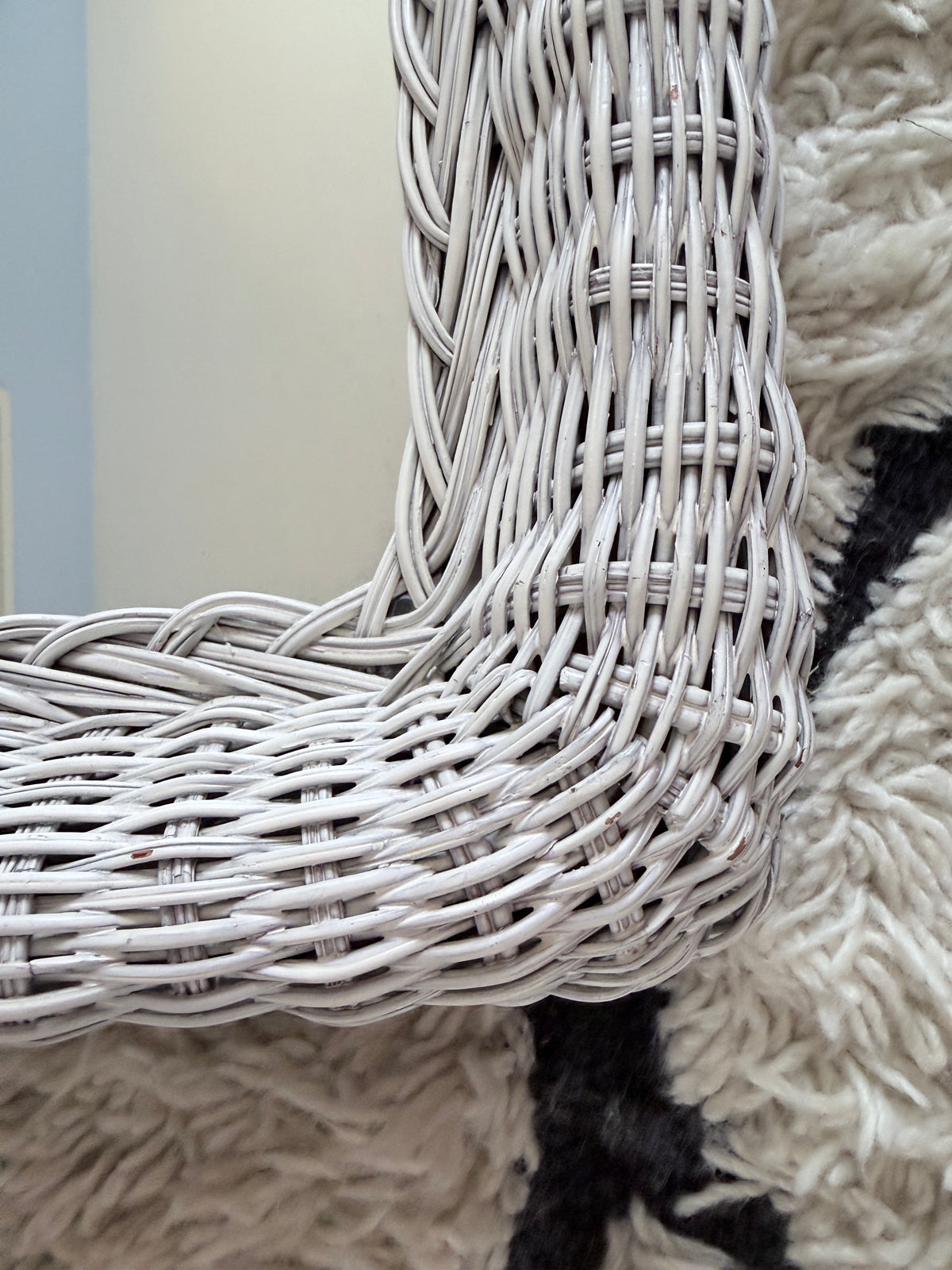 Vintage rotan boogspiegel in fris wit (70 x 46 cm)