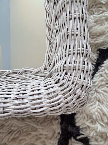 Vintage rotan boogspiegel in fris wit (70 x 46 cm)