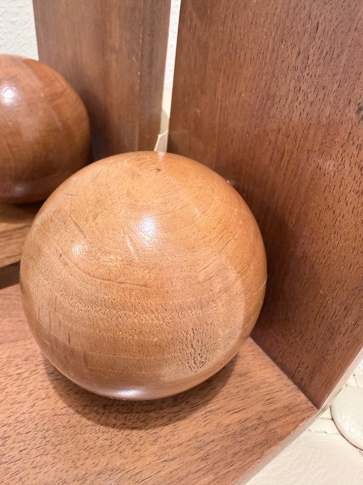 Vintage houten boekensteunen met houten bollen – set van 2