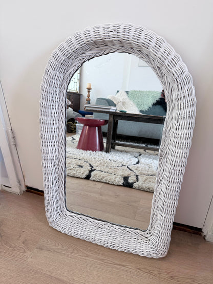 Vintage rotan boogspiegel in fris wit (70 x 46 cm)