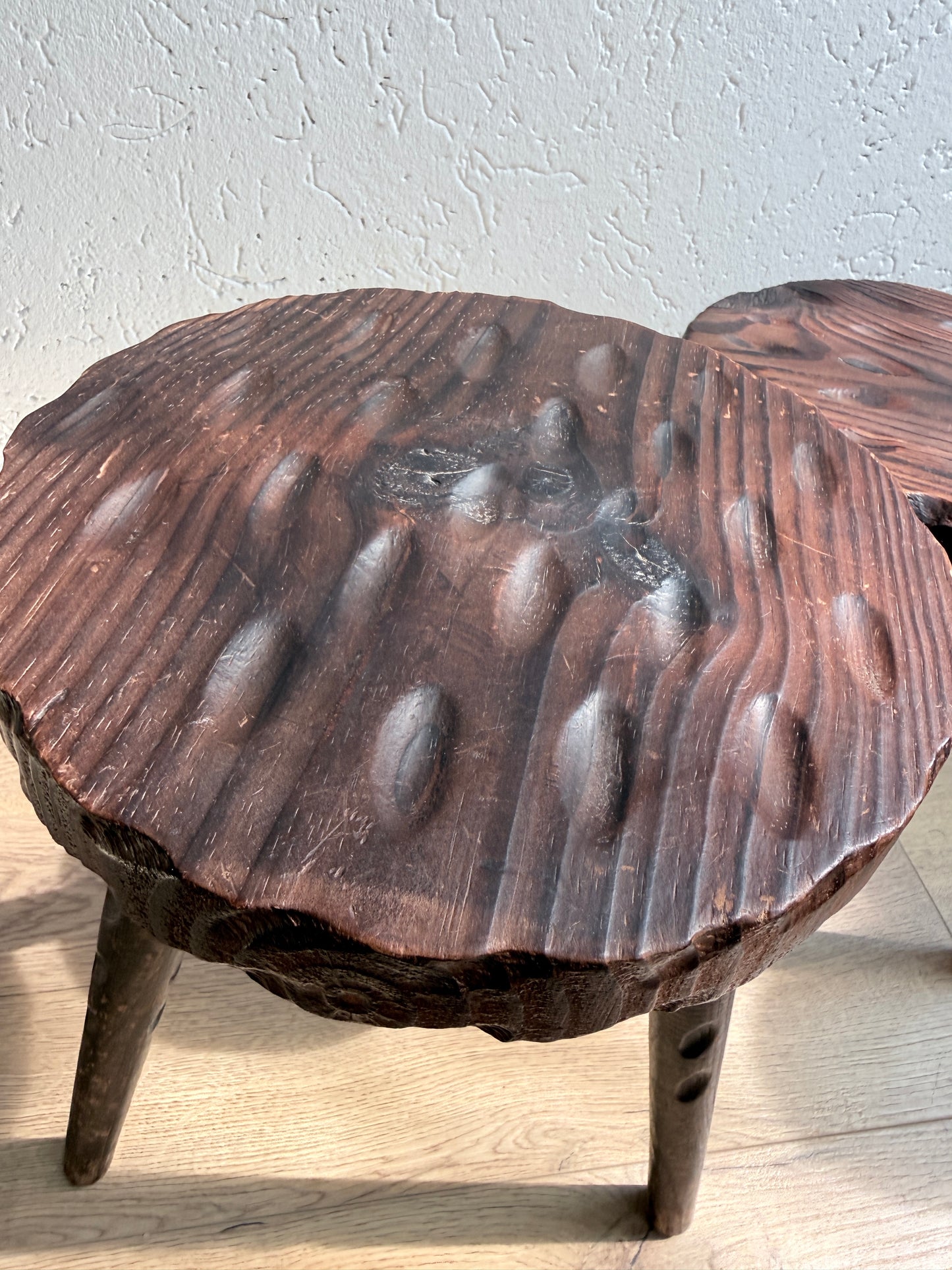 Set van 2 Vintage Brutalistische Driepootkrukken / Tabourets