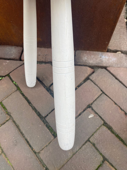 Wit houten krukje