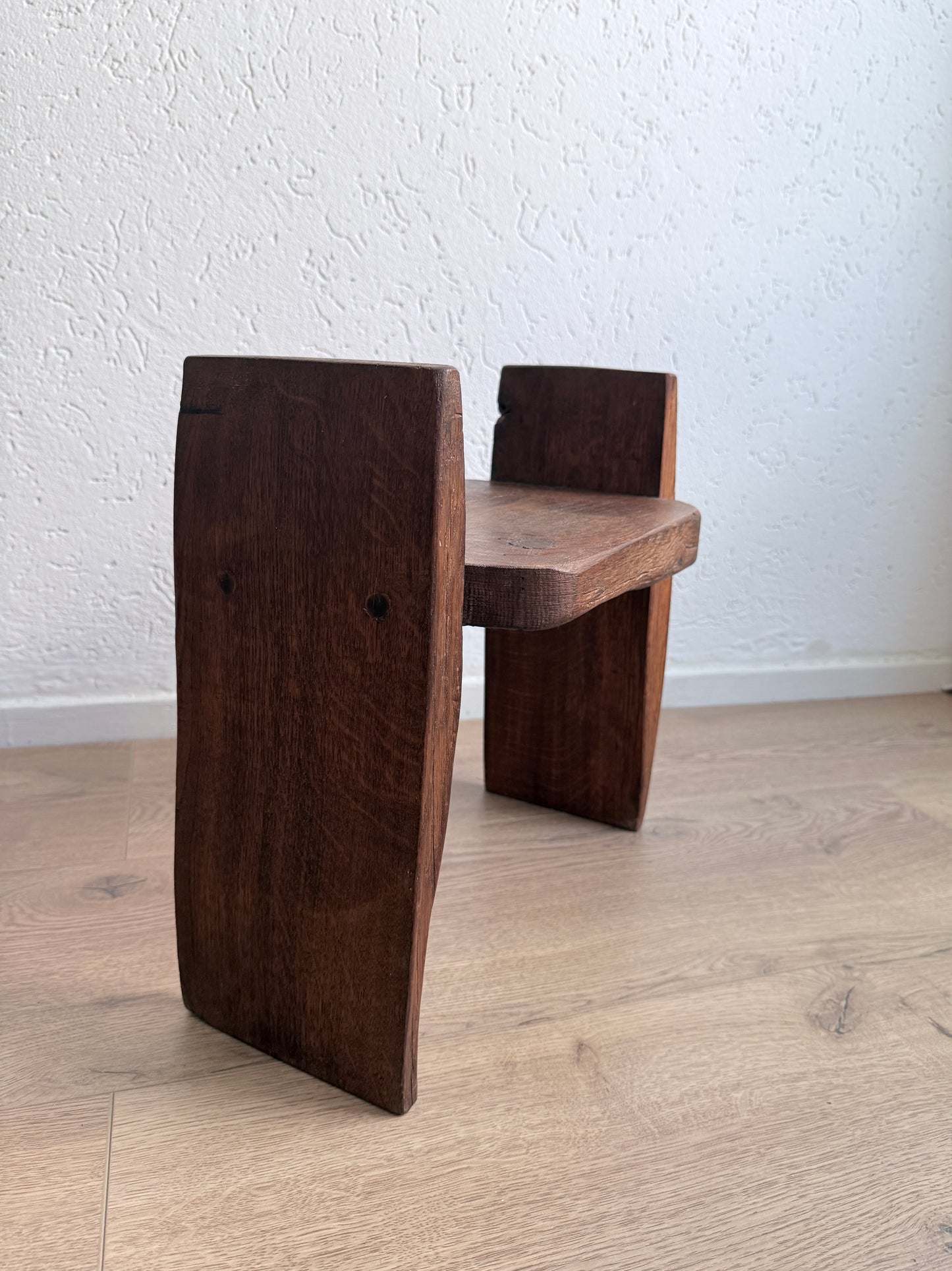 Vintage Brutalistische Sculpturale Kruk / Stoel – Massief Eiken (Wabi-Sabi, Jaren 70)