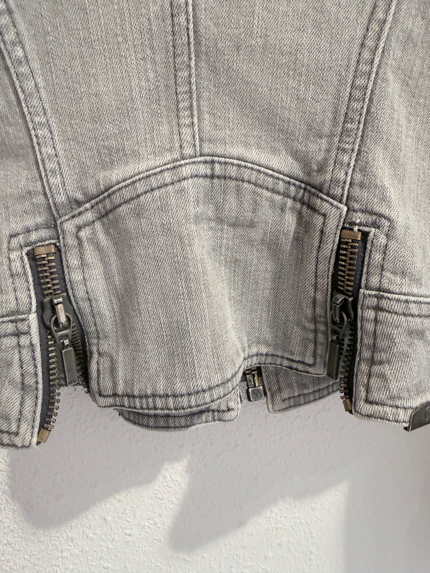 Archive McQ Alexander McQueen Grey Denim Jacket | Vintage Grijs Spijkerjasje met Ritsdetails - Maat S / IT 40