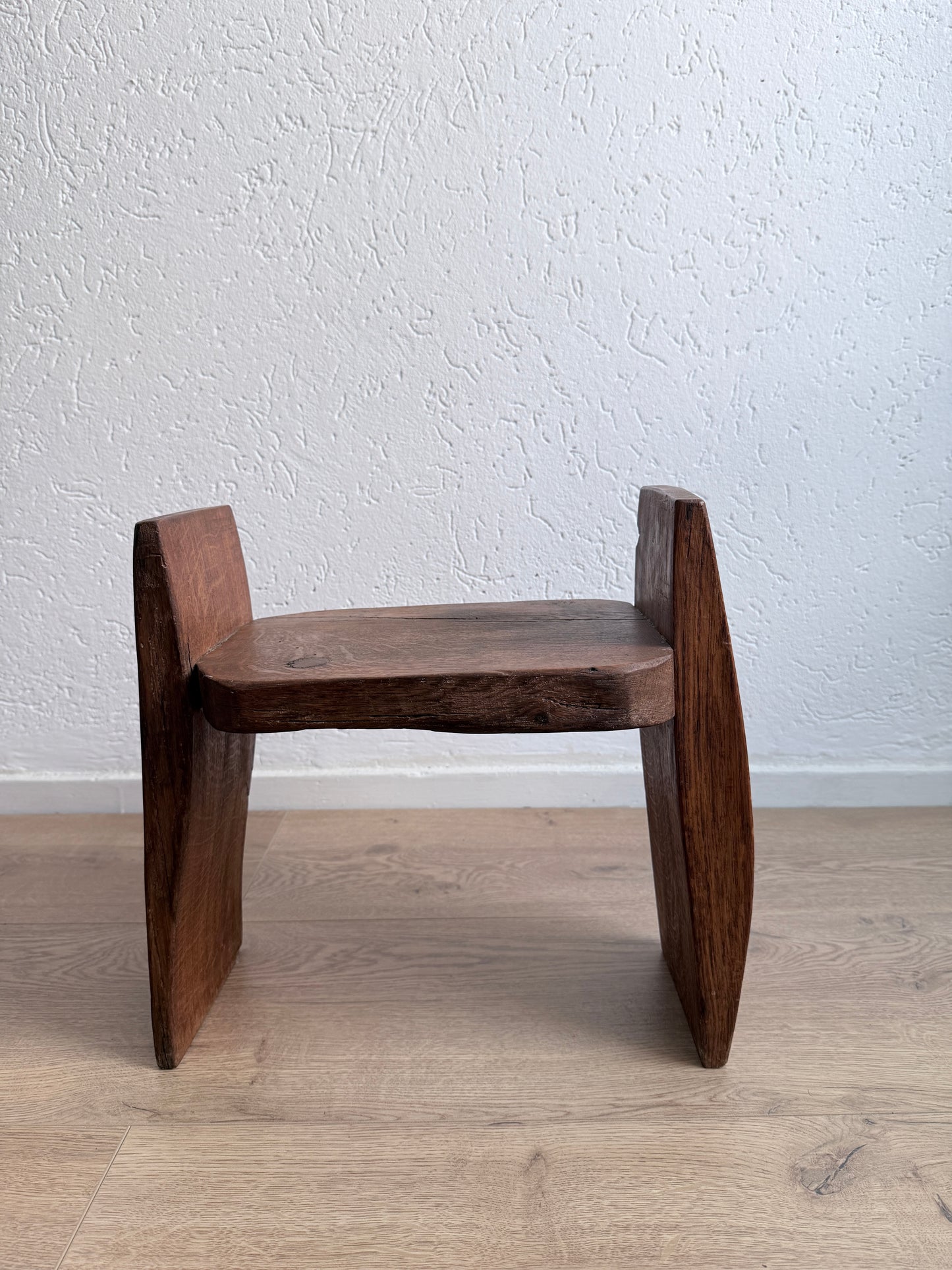 Vintage Brutalistische Sculpturale Kruk / Stoel – Massief Eiken (Wabi-Sabi, Jaren 70)