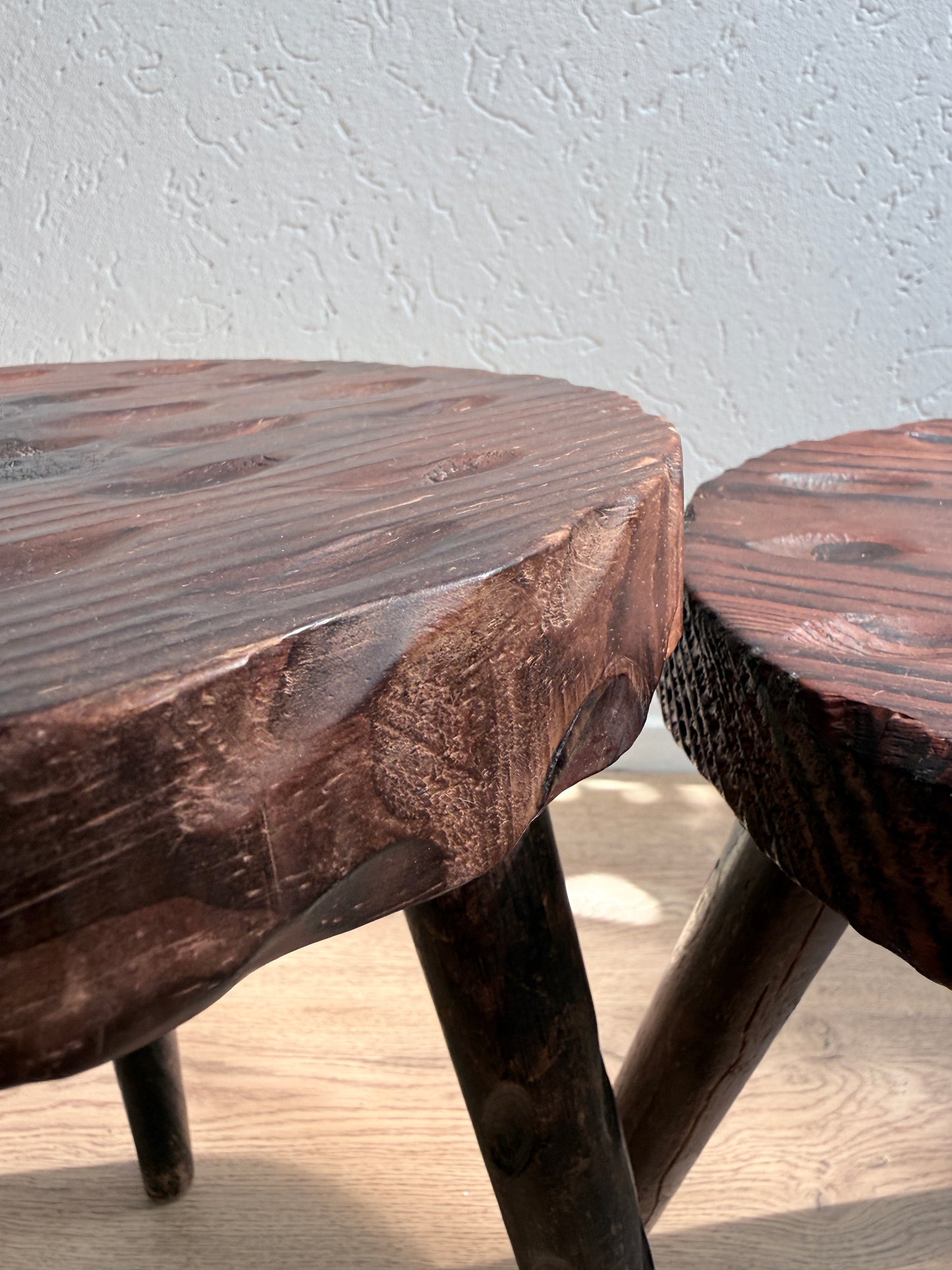 Set van 2 Vintage Brutalistische Driepootkrukken / Tabourets