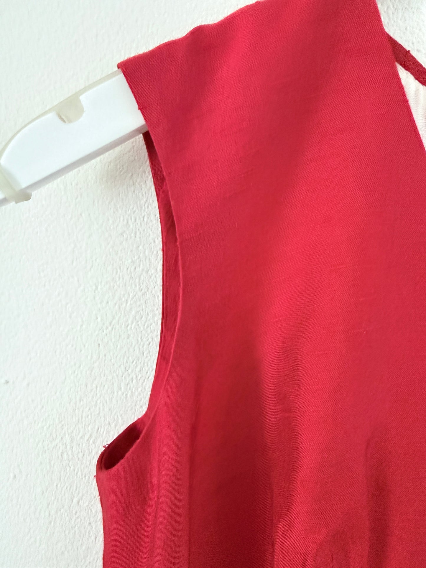 Vintage jaren 70 linnen jurk – Dieprood | Midi jurk met knoopdetail