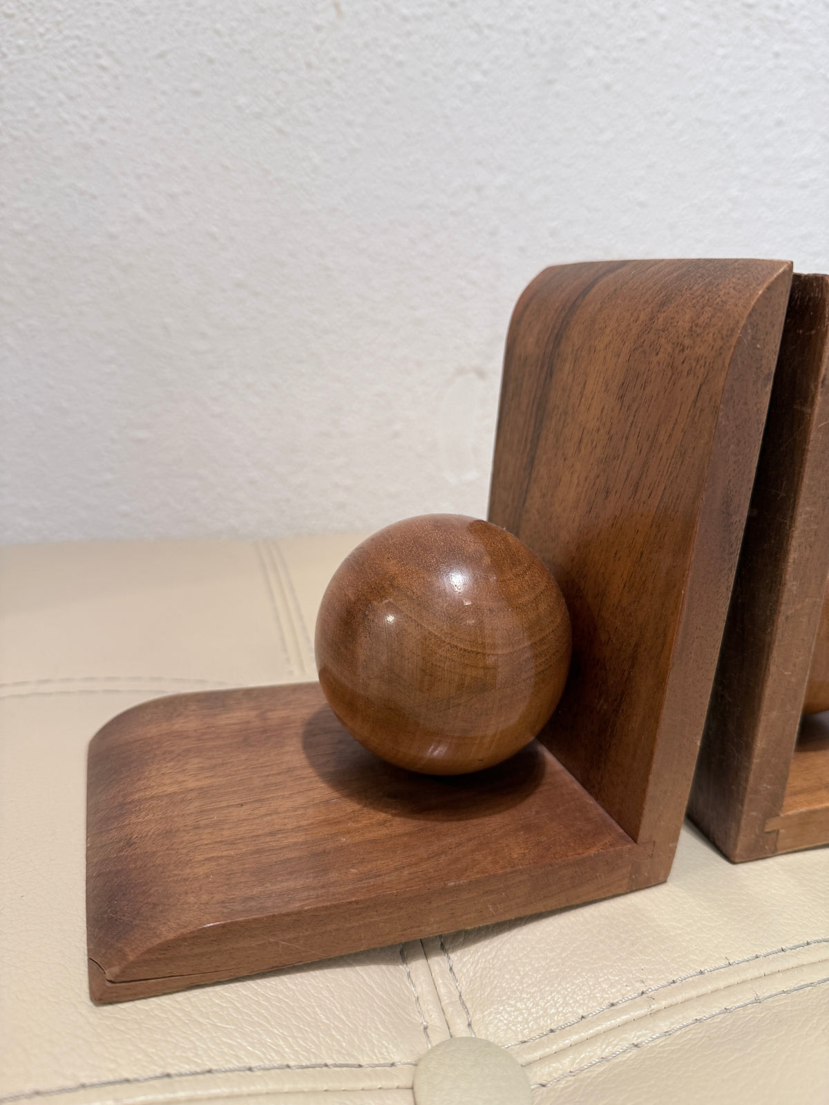 Vintage houten boekensteunen met houten bollen – set van 2