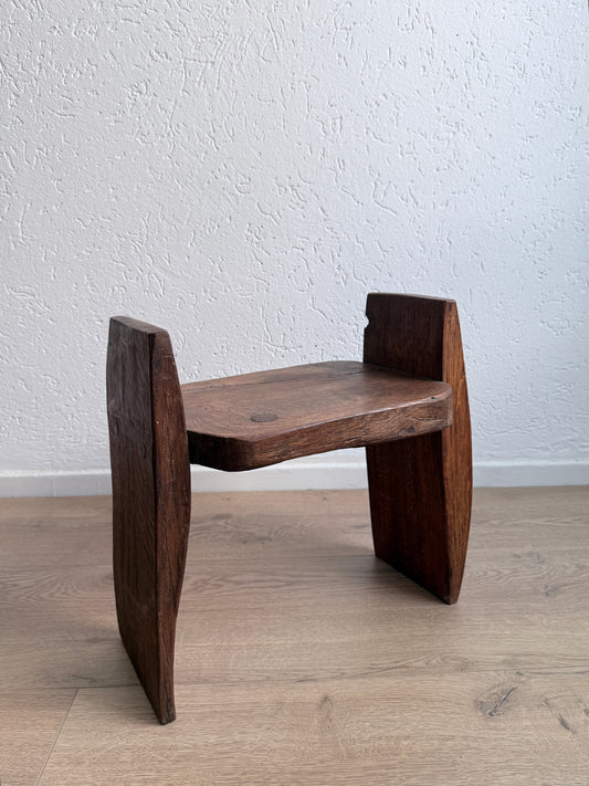 Vintage Brutalistische Sculpturale Kruk / Stoel – Massief Eiken (Wabi-Sabi, Jaren 70)