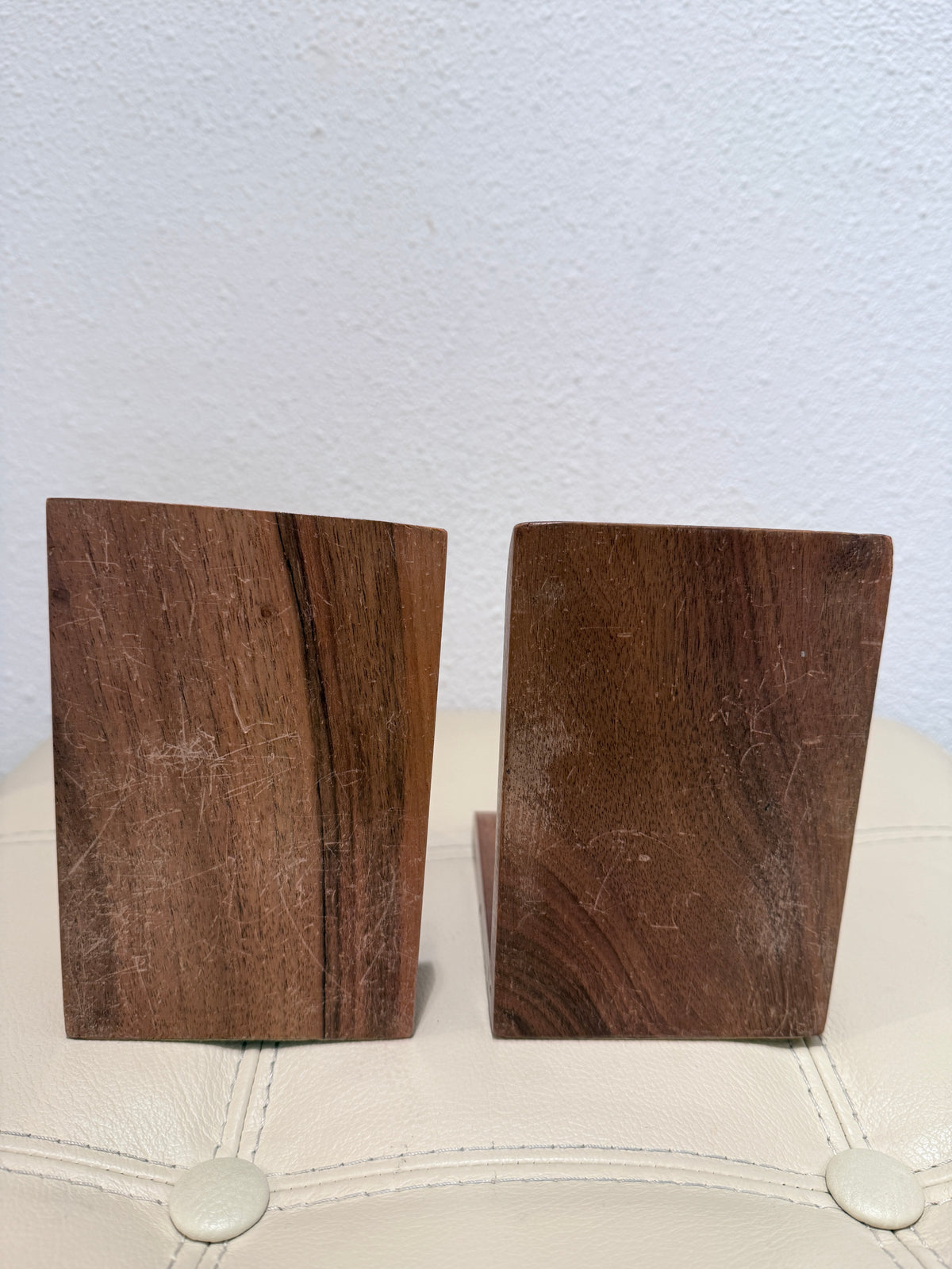 Vintage houten boekensteunen met houten bollen – set van 2