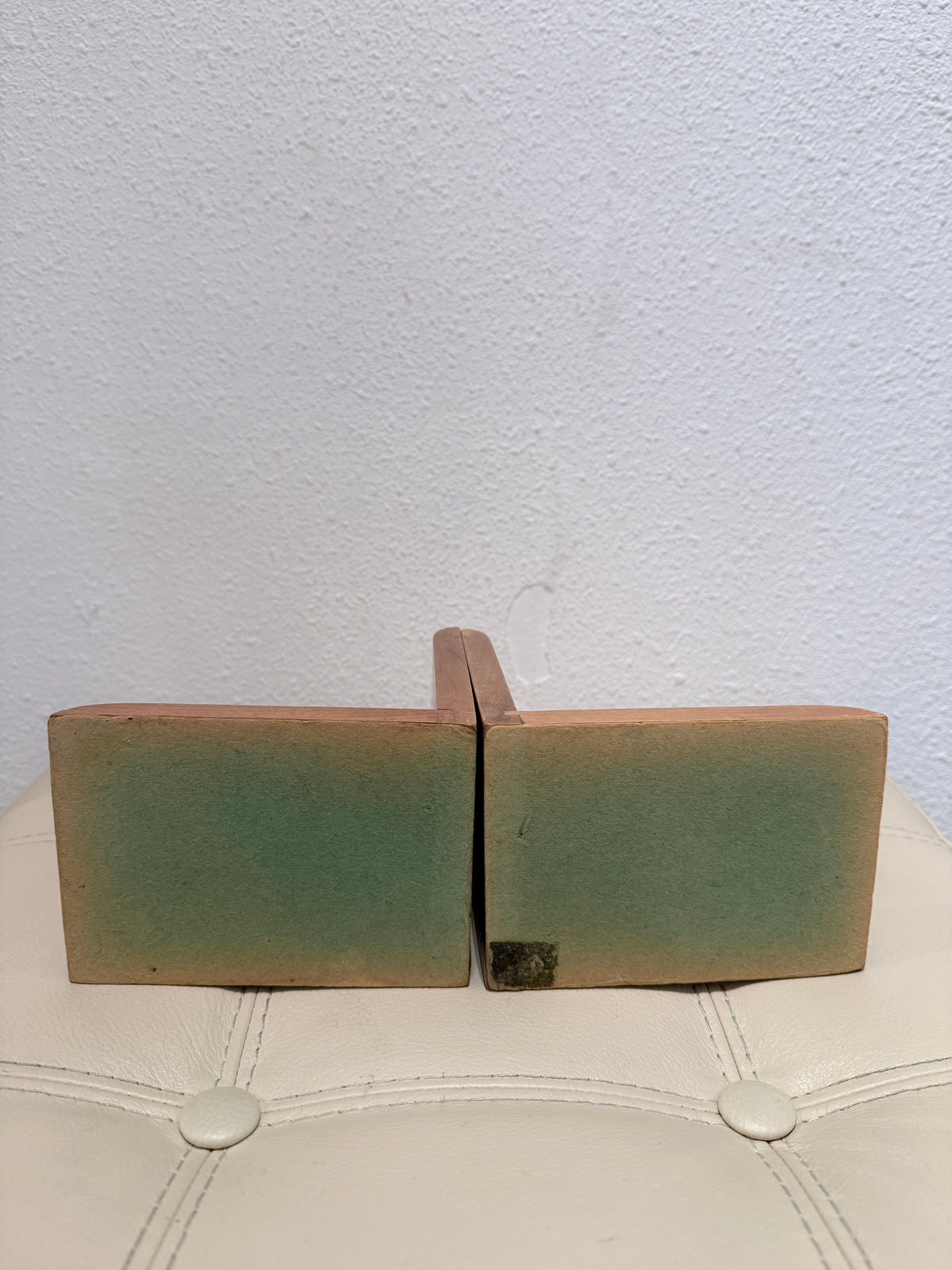 Vintage houten boekensteunen met houten bollen – set van 2