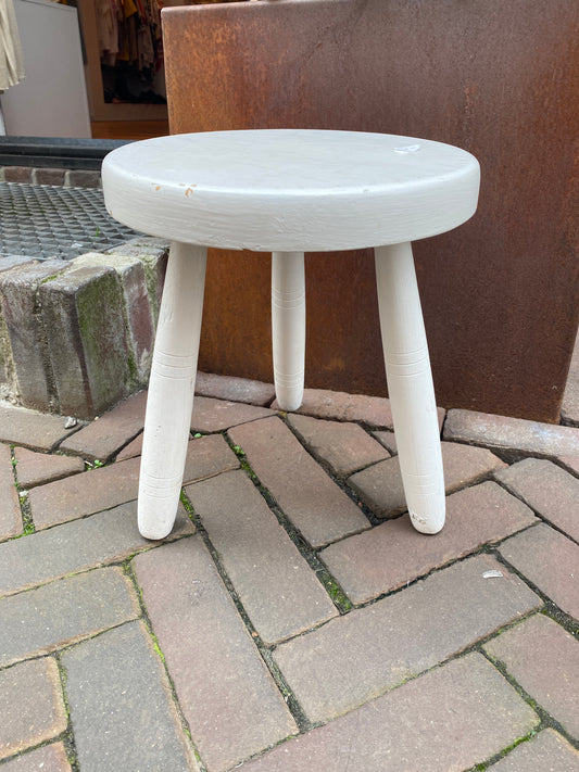 Wit houten krukje