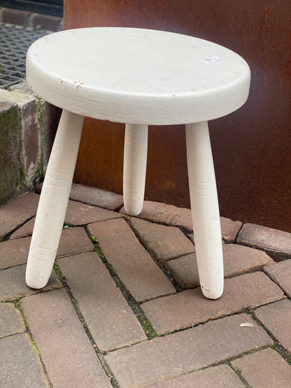 Wit houten krukje