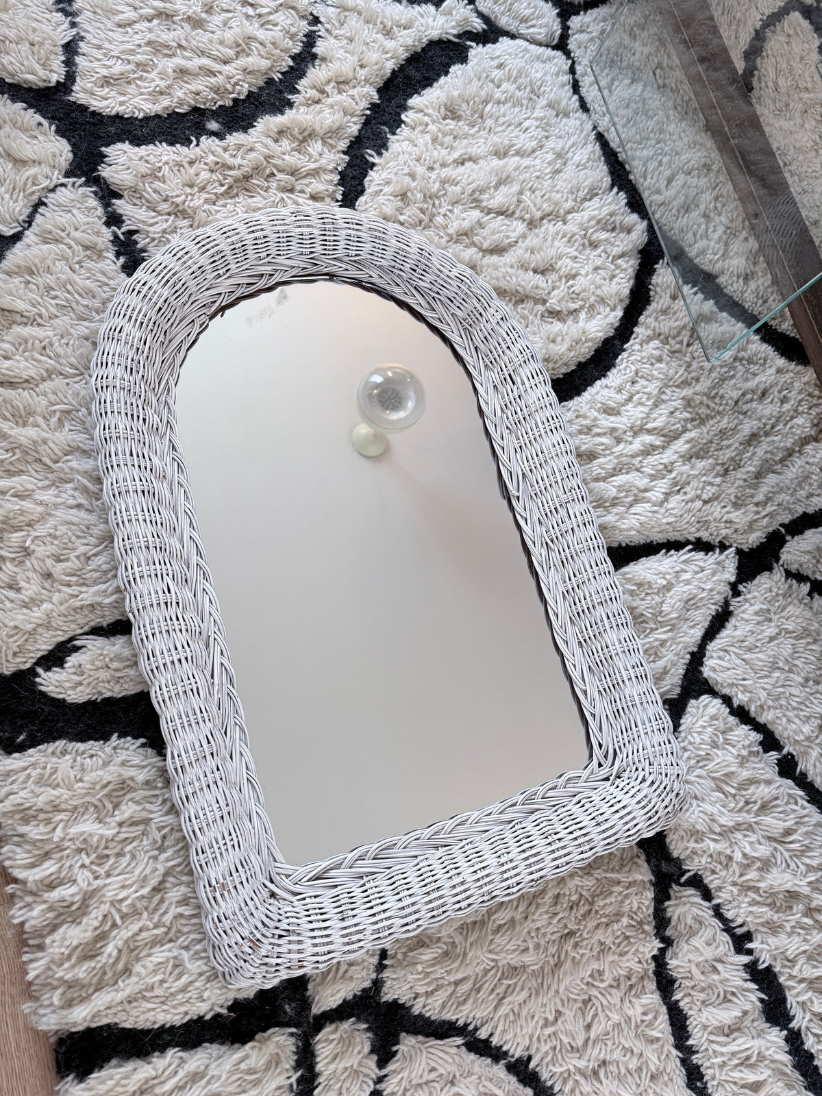 Vintage rotan boogspiegel in fris wit (70 x 46 cm)
