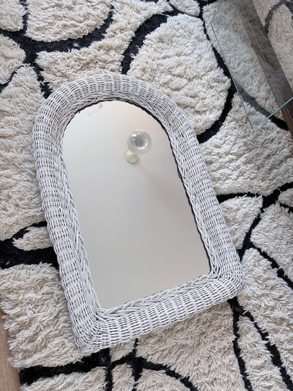 Vintage rotan boogspiegel in fris wit (70 x 46 cm)